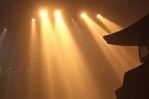 《落日终点站》封面，末班公交停在铺满夕光的终点站