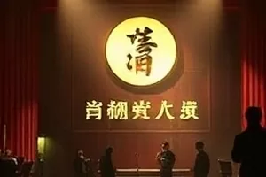 《雾港来信》封面，雨夜码头上一盏昏黄路灯与未拆封的信
