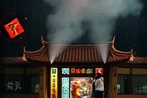 《第七个乘客》封面，末班地铁车厢里多出的一个背影